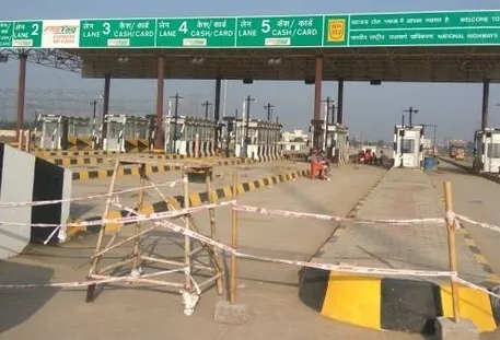 टोल टैक्स पर सियासी घमासान