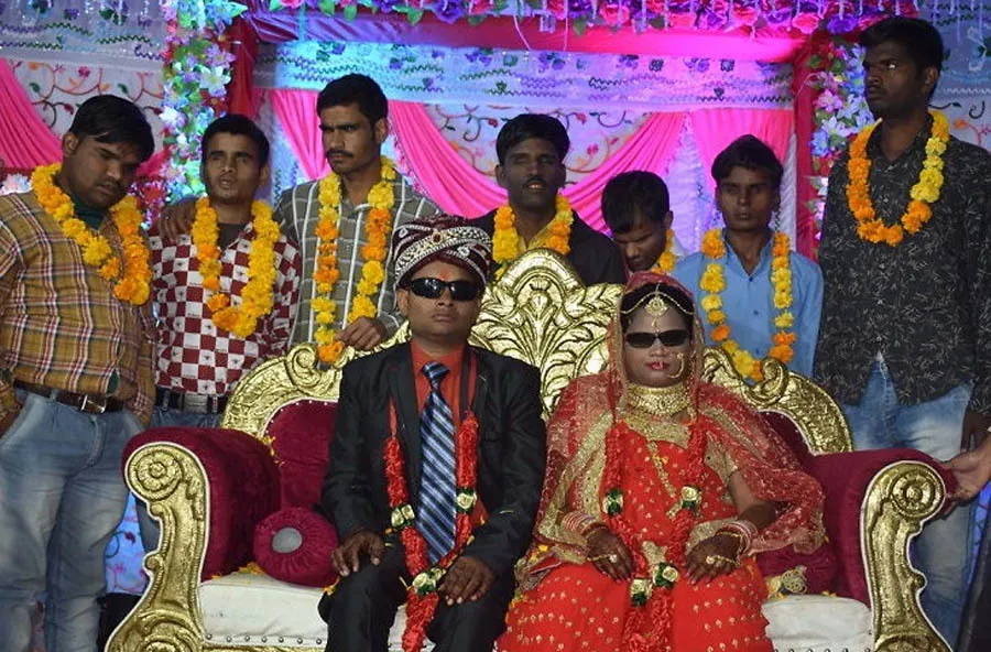 अनोखी शादी: जिसे पूरे गांव ने देखा लेकिन दुल्हा-दुल्हन व बाराती नहीं देख पाए