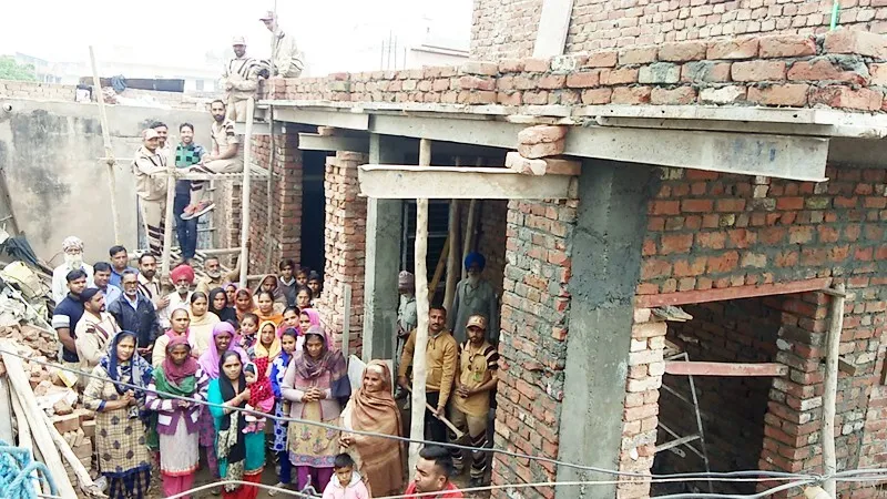 डेरा अनुयायियों ने जरूरतमंद को दिया आशियाना