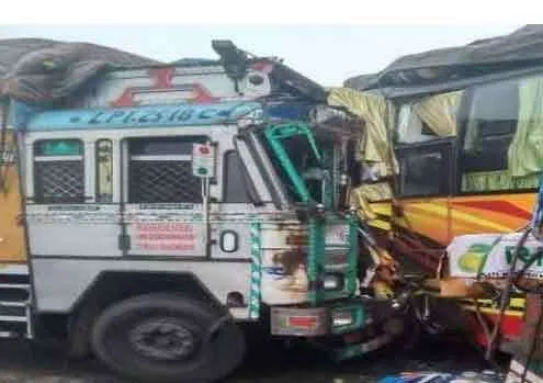 कोहरा बना काल, 20 वाहन टकराए, दो की मौत