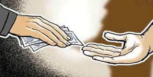 अधीक्षण खनिज अभियंता एक लाख की रिश्वत लेते गिरफ्तार