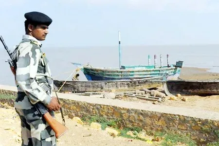बीएसएफ ने गुजरात में पाकिस्तानी नौका बरामद की