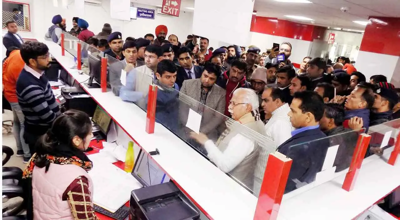 औचक निरीक्षण के दौरान एक्शन मोड दिखे सीएम खट्टर