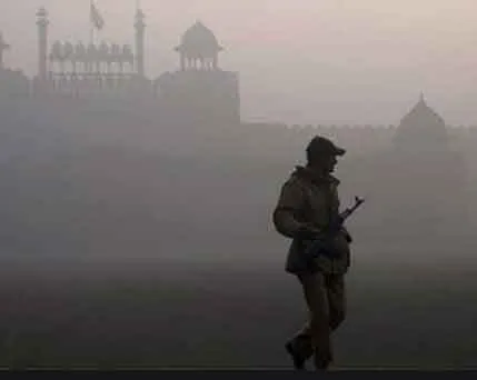 उत्तर भारत में शीत लहर, कोहरे में गाड़ी चलाते समय रखें सावधानी