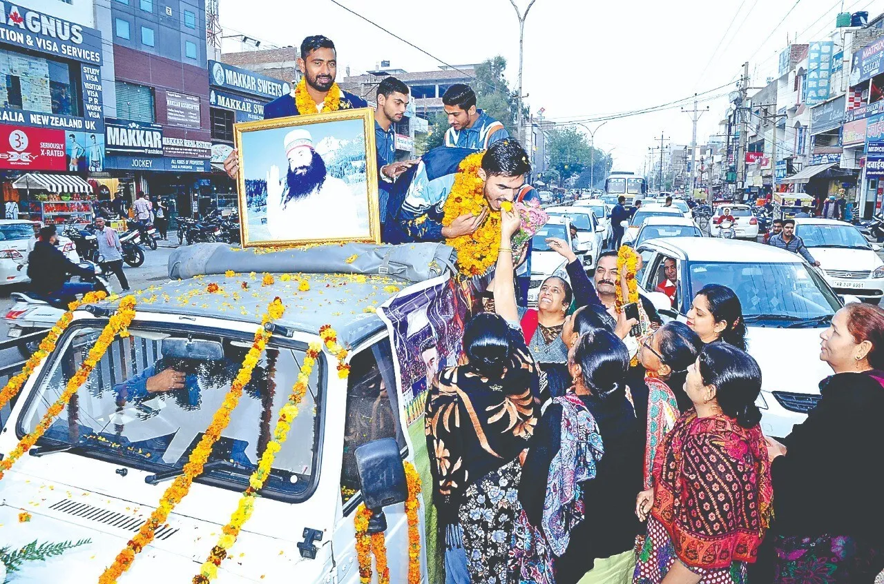 भारतीय वॉलीबॉल टीम के कप्तान अमित इन्सां का जिला प्रशासन ने किया सम्मान