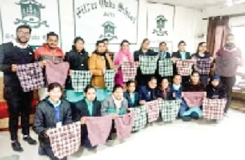 ग्रामीणों को प्लास्टिक के दुष्प्रभावों बताए