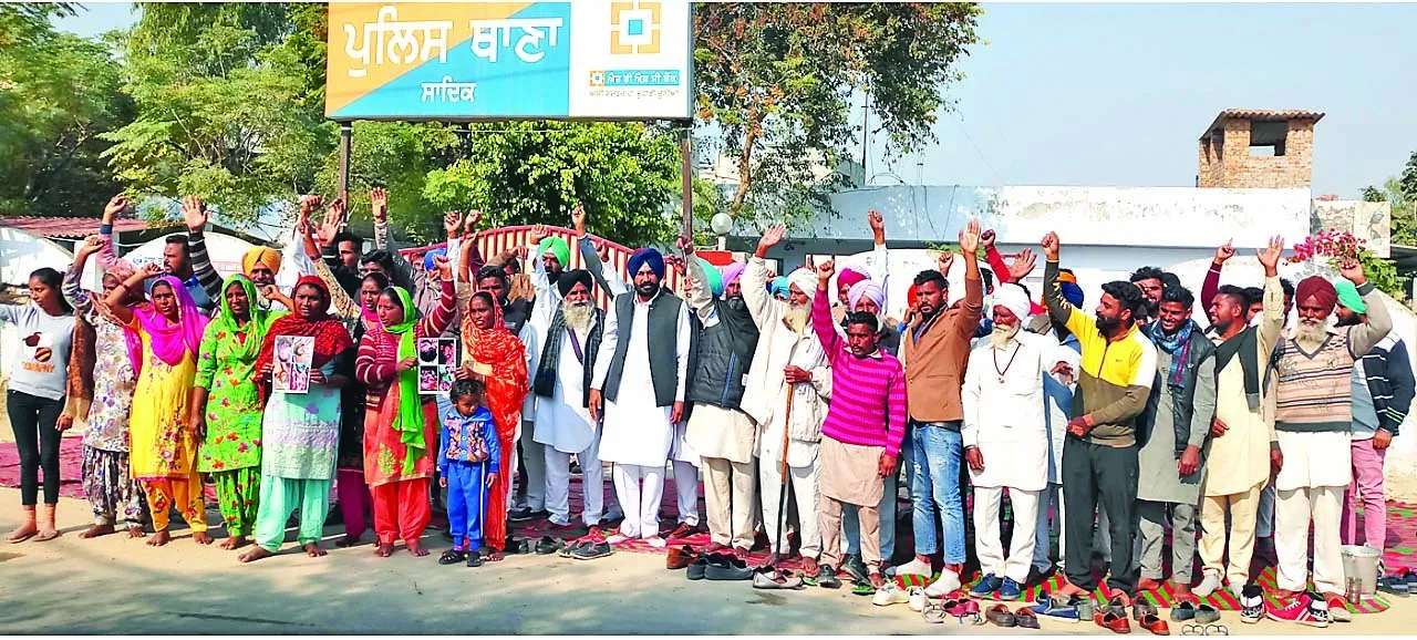 पुलिस की ढ़ीली कार्रवाई को लेकर पीड़ित परिवार ने घेरा थाना