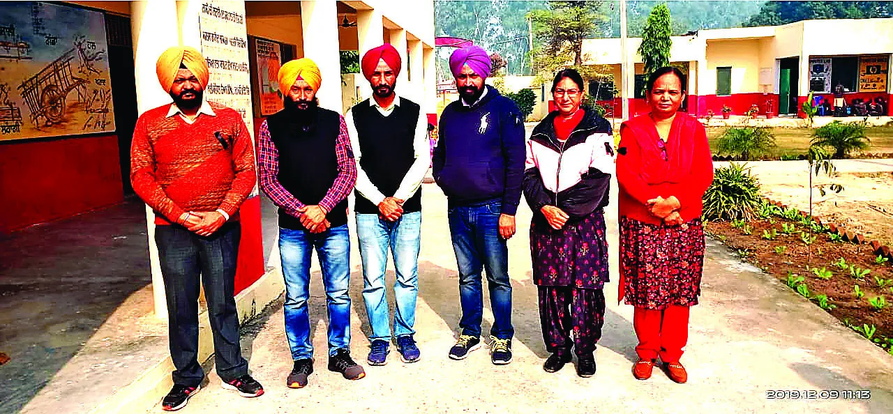 हजारों अध्यापकों ने रोष के तौर पर राज्य भर के स्कूलों में लगाए ‘काले बिल्ले’
