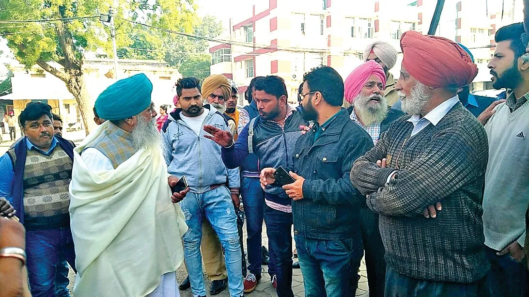 मांगें सुनकर बोला विधायक: ऐसी मौतें होती रहती हैं, लोगों ने किया हमला, भागकर बचाई जान