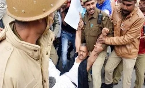 उत्तर प्रदेश: प्रधानमंत्री के दौरे के विरोध में सपा और कांग्रेस ने किया प्रदर्शन