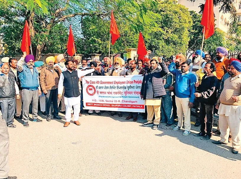 पटियाला : कर्मचारियों ने घेरा वित्त कार्यालय, 3 घंटे तक किया रोड जाम