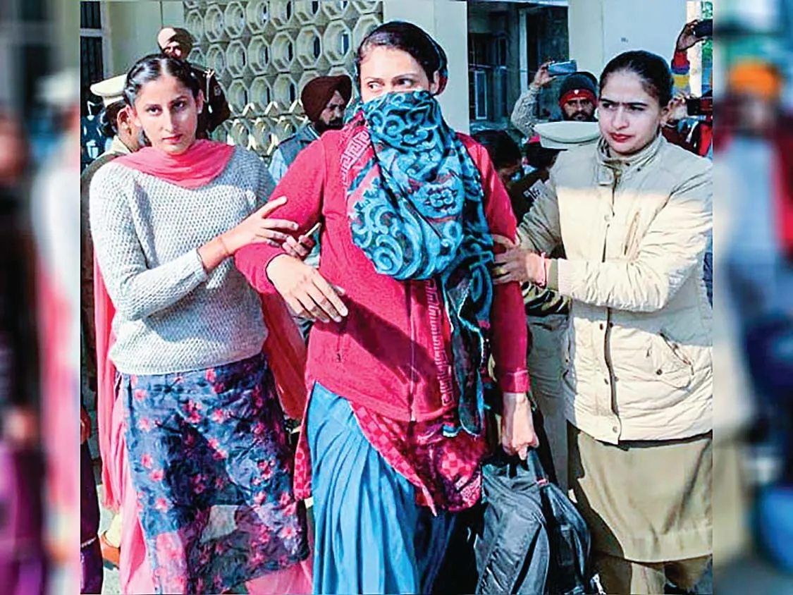 धरने पर बैठी महिला डॉक्टर को पुलिस ने जबरन उठाया, एचओडी पर लगाए दुर्व्यवहार के आरोप