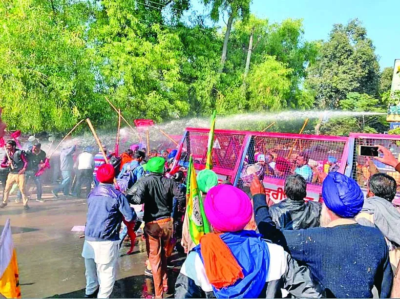 फरीदकोट : पुलिस व प्रदर्शनकारियों के बीच तीखी झड़प