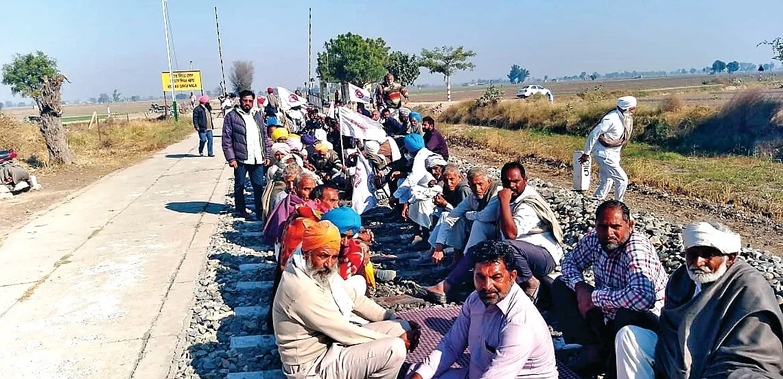 फिरोजपुर : किसानों ने रेलवे ट्रैक जाम कर दिया धरना, कई ट्रैनें रद्द
