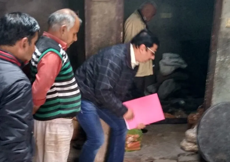 फर्श पर तैयार किये जा रहे थे ‘मटर’, लगाई फटकार