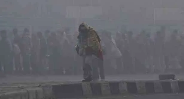 रिकॉर्ड तोड़ सर्दी से ठिठुरी दिल्ली, लोग बेहाल