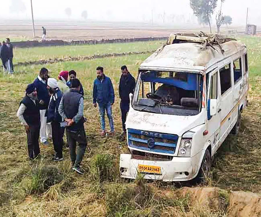 मोगा : 12 सीटों वाली वैन में बिठाए 40 बच्चे, खेतों में पलटी, कई बच्चे घायल