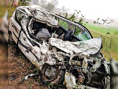 ट्रक से टकराई कार, दो जवानों की मौत