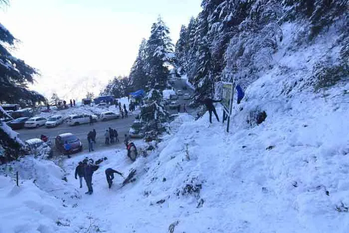 हिमाचल में बर्फबारी का कहर : दो की मौत, कई घायल Snow Fall