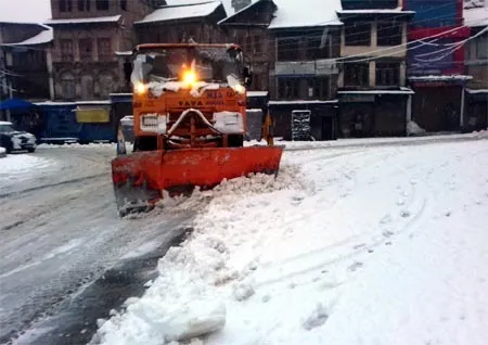 उत्तर भारत के कई राज्यों में भारी बर्फबारी