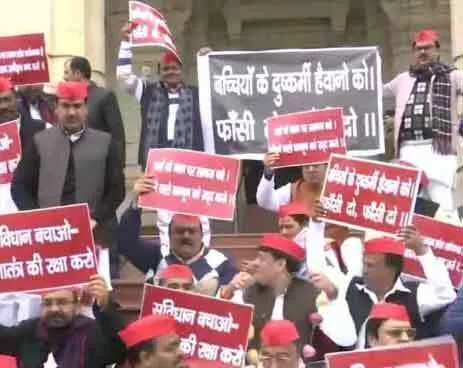 यूपी: सदन की कार्यवाही से पहले धरने पर बैठे सपा विधायक