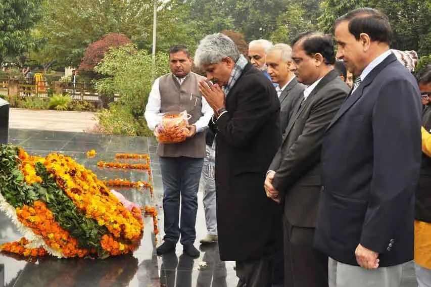 विजय दिवस पर शहीद सैनिकों को किया नमन