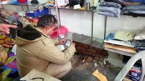 सर्दी से बचने के लिए चोर चुरा ले गए कोट