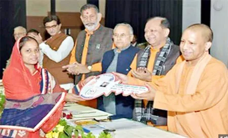 योगी ने रेन बसेरा का किया निरीक्षण ,बांटे कंबल