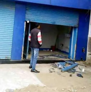 ATM Robbery: 17 लाख से भरी एटीएम मशीन उखाड़ ले गए नकाबपोश