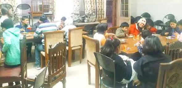 पावन अवतार माह की खुशी, जरूरतमंद बच्चों को भोजन करवा कर मनाई