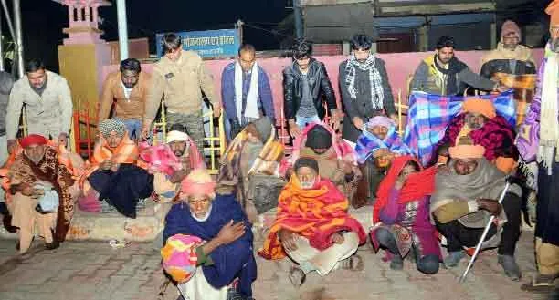 कड़ाके की ठंड में जरूरतमंदों को बांटे कम्बल, ओढ़ाई स्नेह की चादर