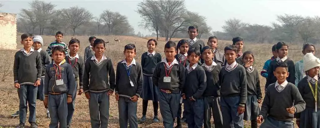 हिरणों को देख रोमांचित हुए बच्चे