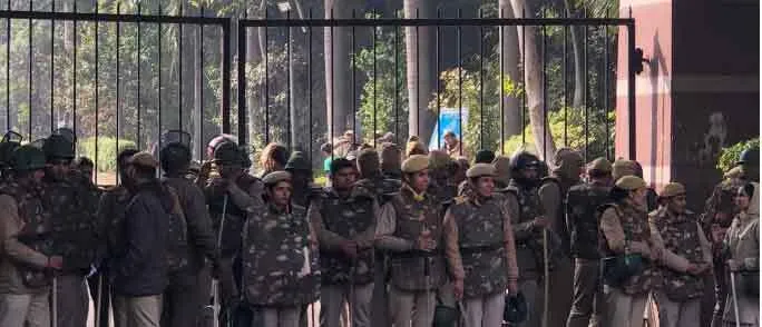 Live दिल्ली: जेएनयू के छात्रों और शिक्षकों का प्रदर्शन, पैदल मार्च पर अड़े प्रदर्शनकारी