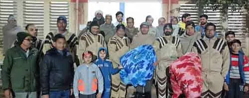 डेरा प्रेमियों ने जरूरतमंद परिवारो को बांटी रजाईयां