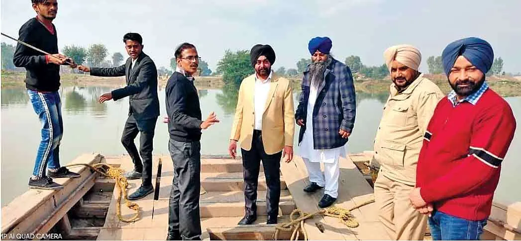 फिरोजपुर : खुद नाव चलाकर विद्यार्थियों की मुश्किलें सुनने पहुंचे शिक्षा सचिव