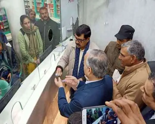 विधायक ने कुलपति को माला पहनाकर किया अमृत योजना में फर्जीवाड़े का पर्दाफाश