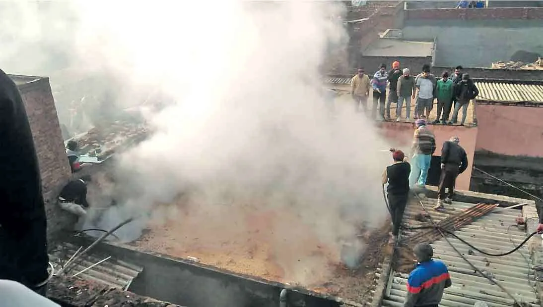 बरनाला : दुकान के स्टोर में लगी आग, लाखों का नुक्सान, जानी नुक्सान से बचाव