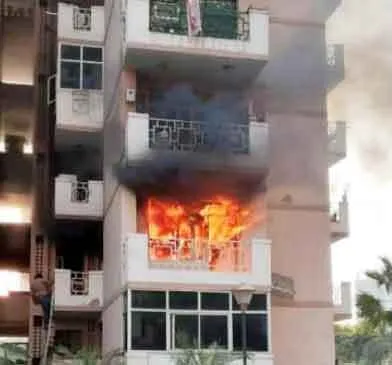 Fire: सोसायटी के फ्लैट में लगी भीषण आग