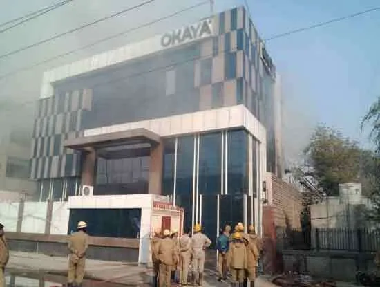 पीरागढ़ी में भीषण आग, दमकलकर्मियों सहित कई फंसे