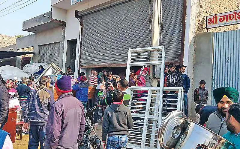 सस्ते सामान की दुकान संचालक धोखाधड़ी कर रातों-रात गायब