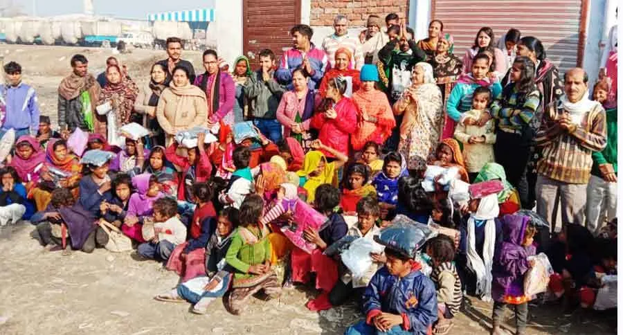 Humanity : ठंड से ठिठुर रहे परिवारों का सहारा बनी रामनगर की साध-संगत