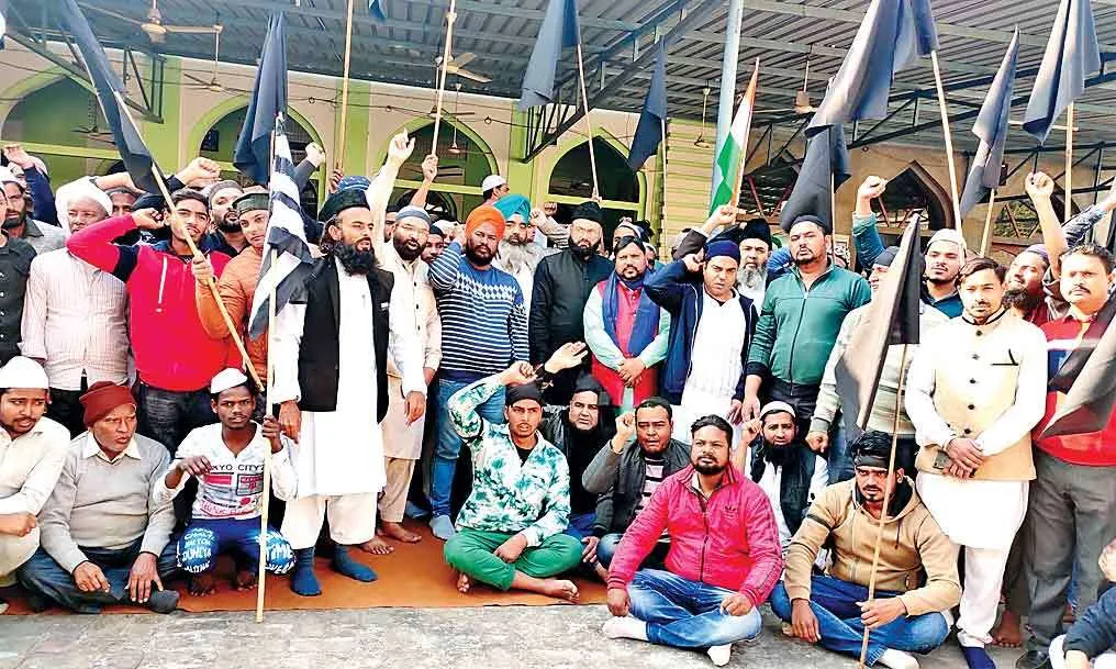 पटियाला : मुस्लिम भाईचारे ने काली पट्टियां बांधकर केंद्र सरकार के खिलाफ किया प्रदर्शन