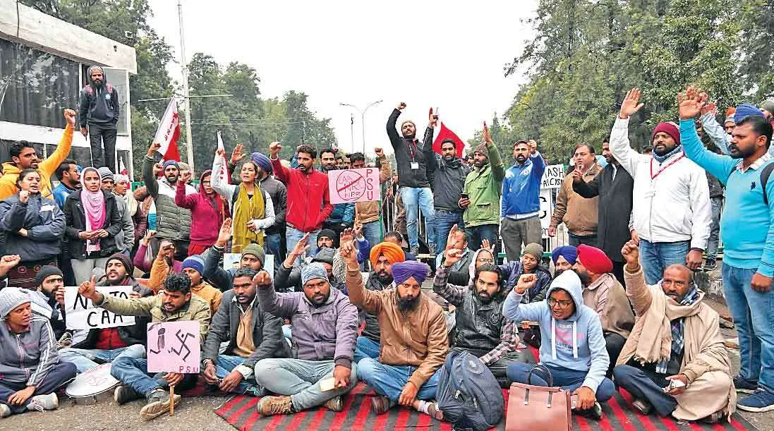 ट्रेड यूनियनों व बैंकों की देशव्यापी हड़ताल से कारोबार प्रभावित