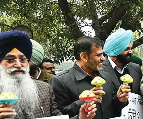 झुनझुने लेकर विस पहुंचे अकाली विधायक, सदन का किया वाकआउट