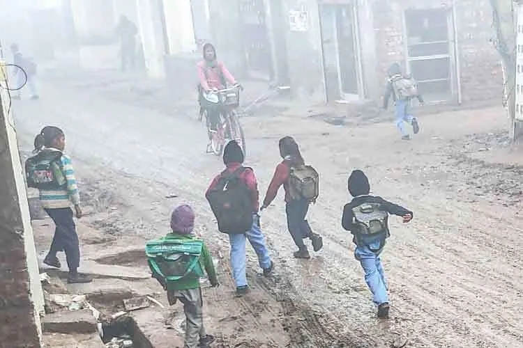 अबोहर : धुंध और कीचड़ में स्कूल पहुंचे बच्चे, धूप से मिली थोड़ी राहत