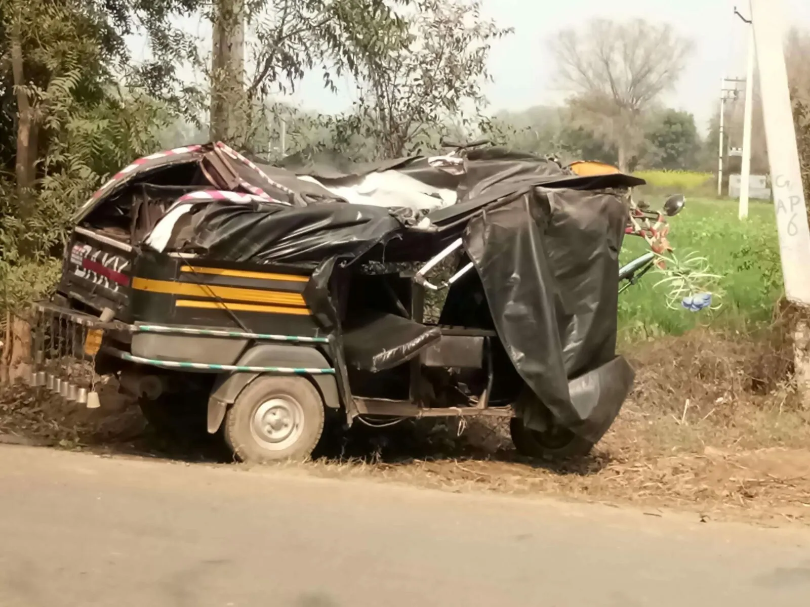 अज्ञात वाहन ने टैंपो को मारी टक्कर, दो की मौत, एक गंभीर