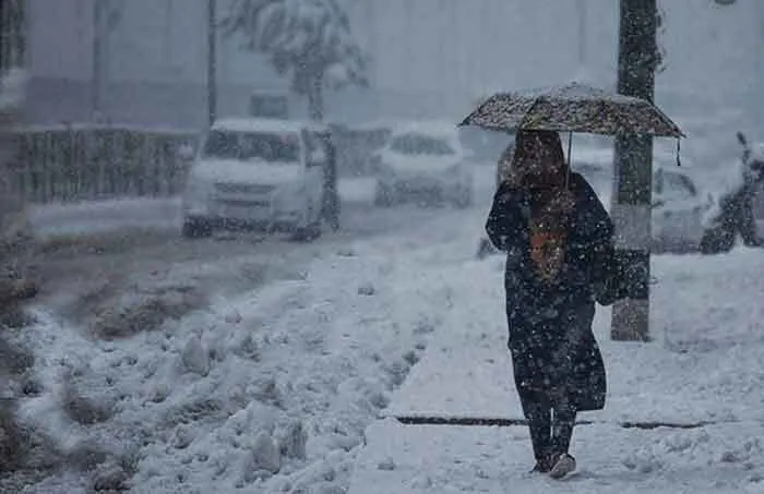 Snowfall : जम्‍मू-कश्‍मीर में भारी बर्फबारी, घने कोहरे की जद में दिल्‍ली-एनसीआर