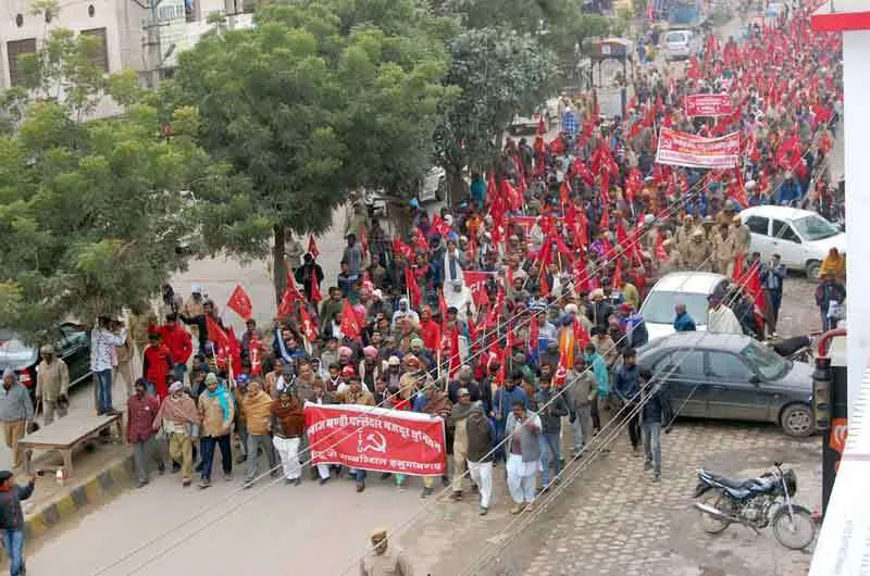 हड़ताल पर रहे मजदूर, रोडवेज के समक्ष किया चक्का जाम