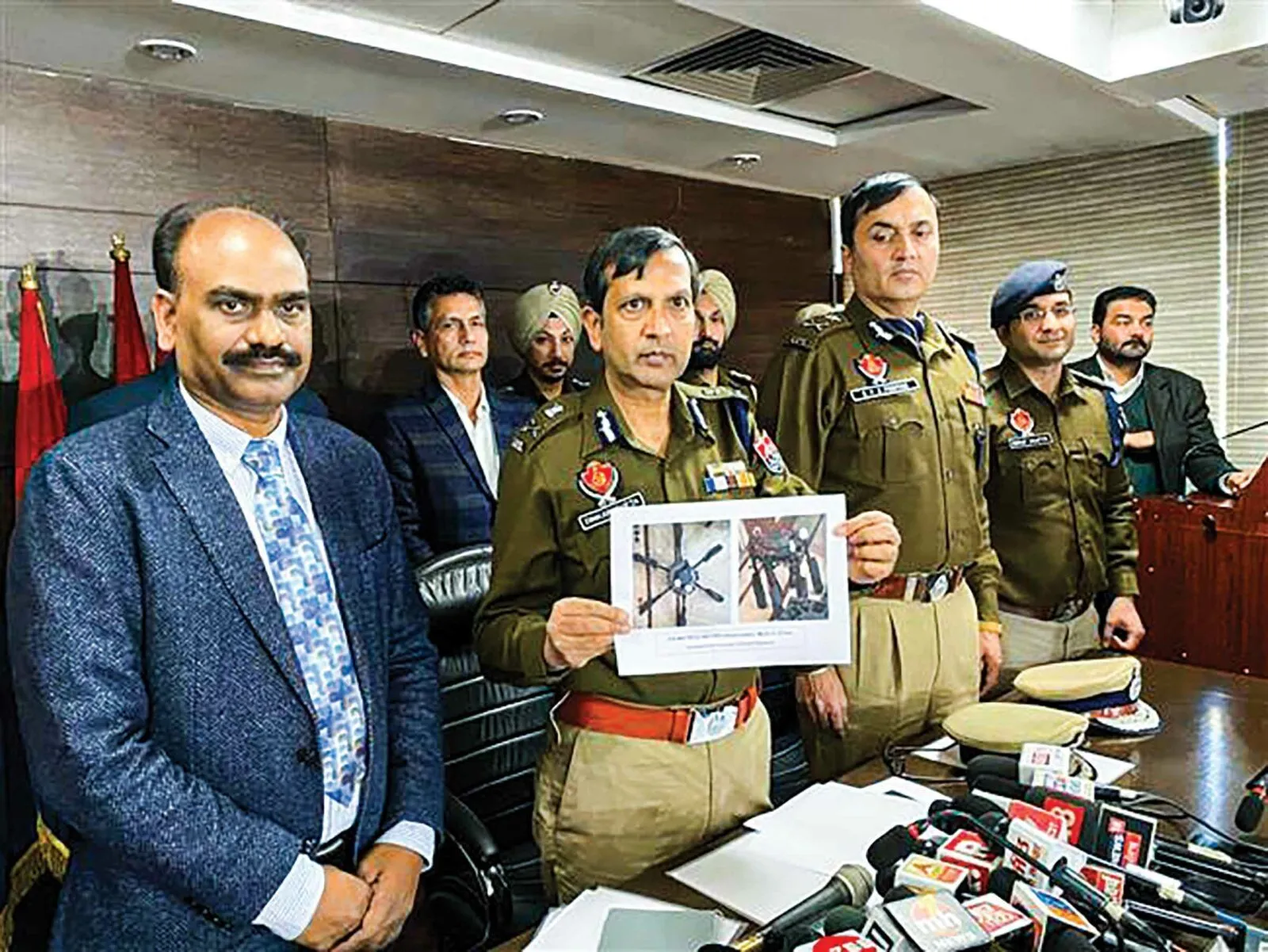 पाक की साजिश बेनकाब, ड्रोन से भेजे हथियार बरामद, एक जवान सहित तीन गिरफ्तार