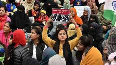 लखनऊ में सीएए के खिलाफ महिलाओं का धरना आज भी जारी